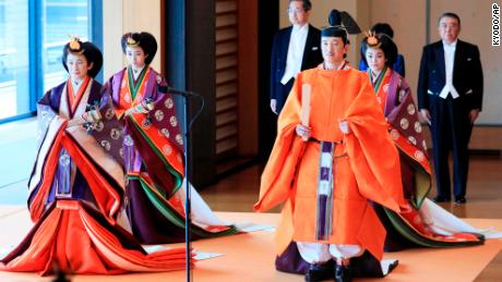 شاہی خاندان کے افراد شہنشاہ ناروہیتو کی تخت نشینی کی تقریب میں & quot؛ ماتسو نو ما & quot؛  22 اکتوبر 2019 کو ٹوکیو میں شاہی محل کا اسٹیٹ روم۔