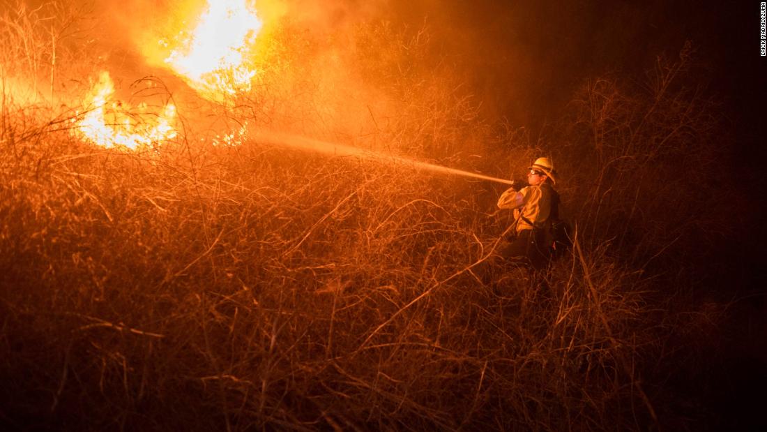 Firefighter Tyler McManigal battles the Alisal Fire in Gaviota, Kalifornië, op Oktober 12.
