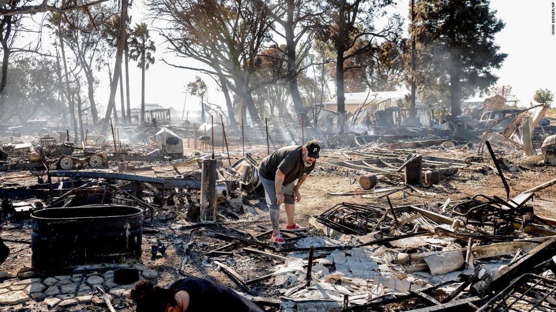 James Grooms mira a través de los restos de su casa en la casa móvil de Rancho Marina &amp;amperio; RV Park tras el incendio de Brannan en el condado de Sacramento, California, el martes, octubre 12. 