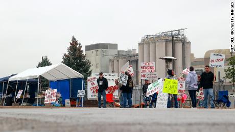 Kellogg&#39;s cereal plant workers demonstrate in front of the plant on October 7, 2021 in Battle Creek, Michigan.
