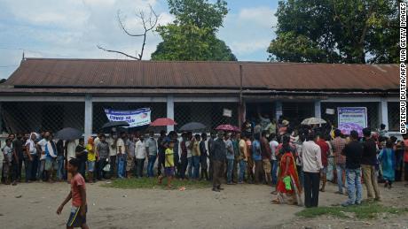 لوگ یکم اکتوبر 2021 کو مغربی بنگال کے سلی گوڑی میں کوویشیلڈ ویکسین کے لیے قطار میں کھڑے ہیں۔ 