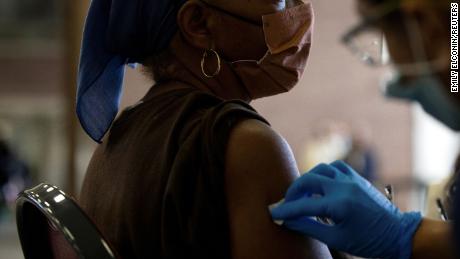 ایک نرس 29 ستمبر کو مشی گن کے ساؤتھ فیلڈ میں فائزر بائیو ٹیک ٹیکے لگانے والے کلینک کے دوران کوویڈ 19 ویکسین بوسٹر لگانے سے پہلے مریض کے بازو کو صاف کرتی ہے۔