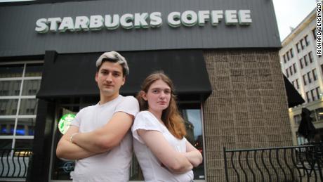 William Westlake (left) and Jaz Brisack (Jaz Brisack), two Starbucks employees in Buffalo, New York, are leading the organization of stores there. Organizational work is a work being done by many well-known companies, including Amazon and Dollar General.
