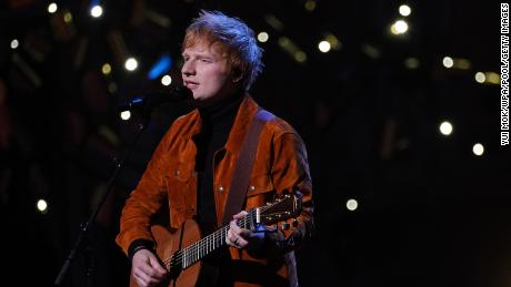 Ed Sheeran tampil di atas panggung selama upacara penghargaan Earthshot Prize pertama di Alexandra Palace di London, 17 Oktober. 