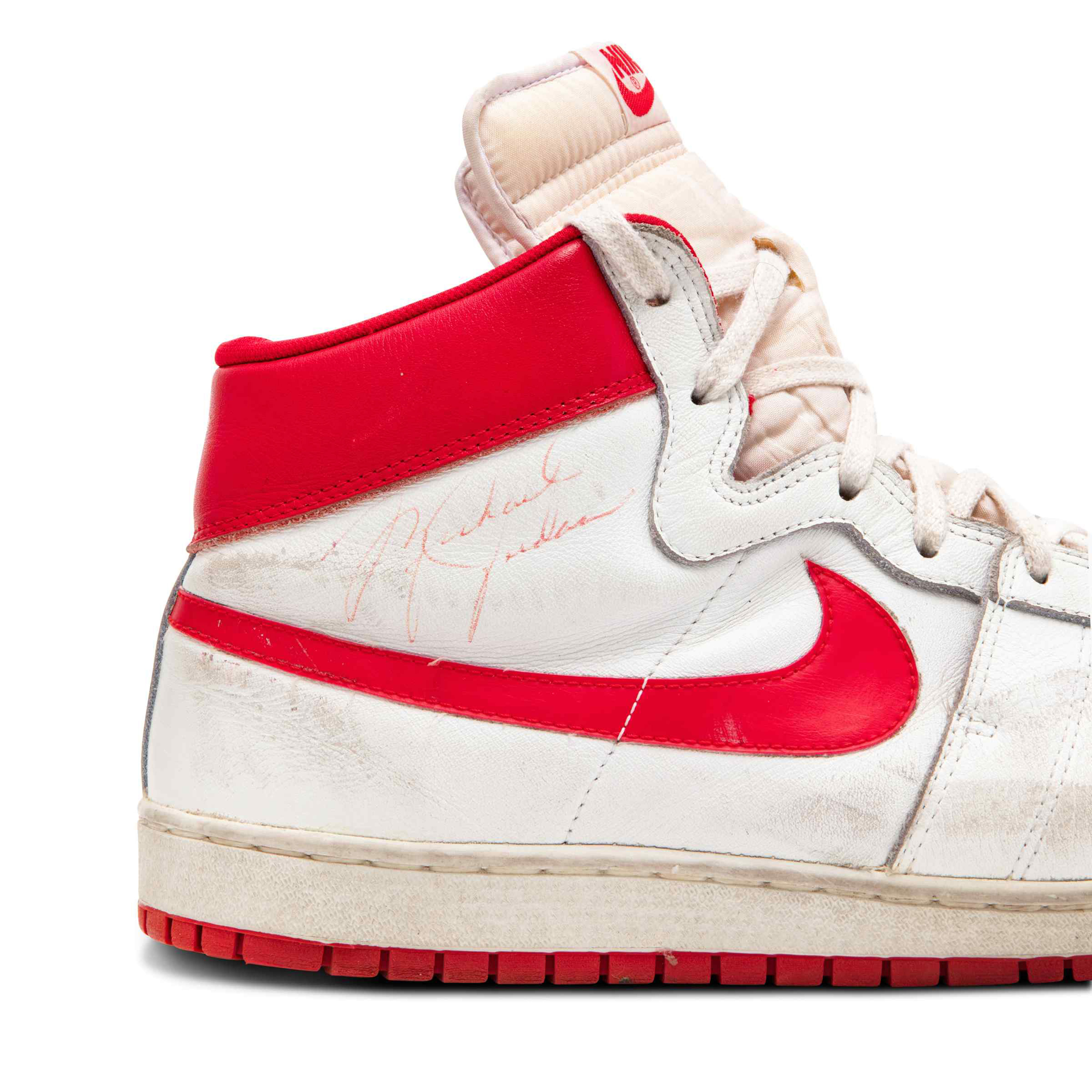 El principio Menstruación carne de vaca Michael Jordan's sneakers sell for record-breaking $1.47 million - CNN Style