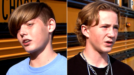 Dos estudiantes de secundaria están siendo elogiados después de que sus rápidas acciones salvaron al conductor del autobús