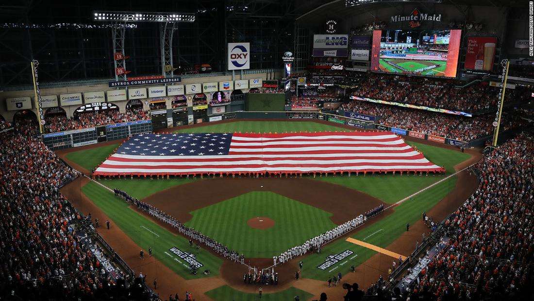 The Astros and the Braves line up for the national anthem prior to the first pitch of Game 1 在休斯敦. 