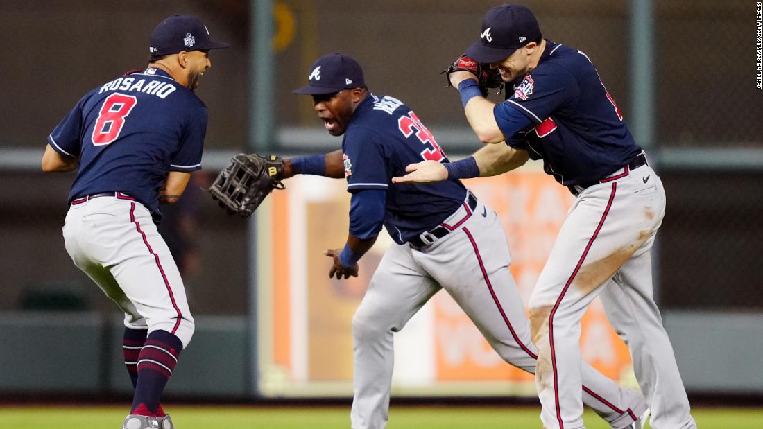 Van links, the Braves&#39; Eddie Rosario, Guillermo Heredia and Adam Duvall celebrate after defeating the Astros in Game 1 of the World Series on Tuesday, Oktober 26, in Houston.