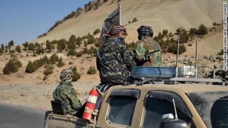 طالبان جنگجو 17 اکتوبر کو افغانستان کے صوبے بادغیس میں بند سبزک کے علاقے میں سڑک کے ساتھ ایک پک اپ ٹرک پر۔
