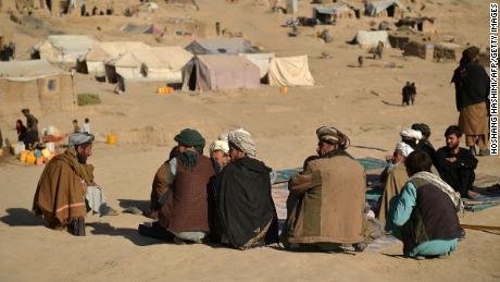 17 اکتوبر کو بادغیس صوبے کے قلعہ نو میں اندرونی طور پر بے گھر افراد کے کیمپ میں بیٹھے مرد۔