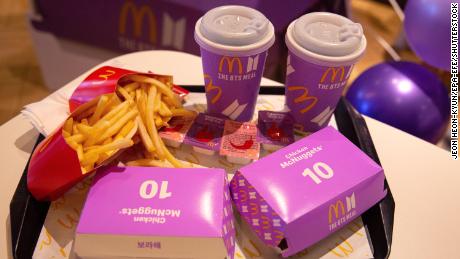میکڈونلڈ کا BTS کھانا جنوبی کوریا کے سیول میں ایک ریستوراں میں رکھا گیا ہے۔