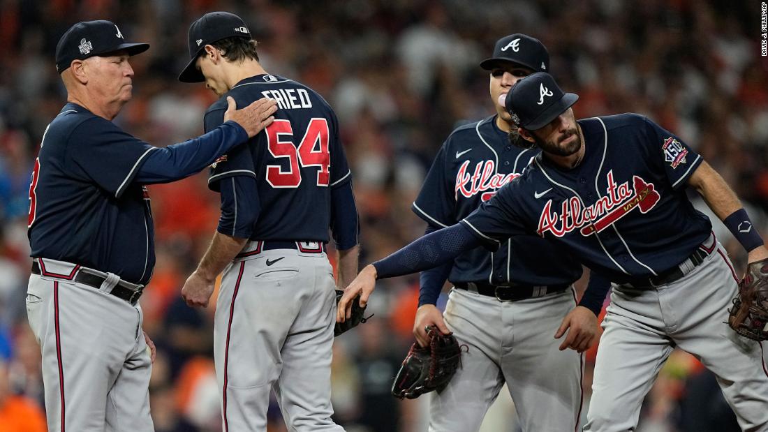 Braves starting pitcher Max Fried &lt;a href =&quot;https://www.cnn.com/sport/live-news/world-series-2021-braves-astros-game-2/h_dddf9b6c76443939c549b51183d0fd29&quot; 目标=&quot;_空白&amp报价t;&gt;is relieved&ltp;lt;/一个gtmp;gt; during the sixth inning of Game 2.