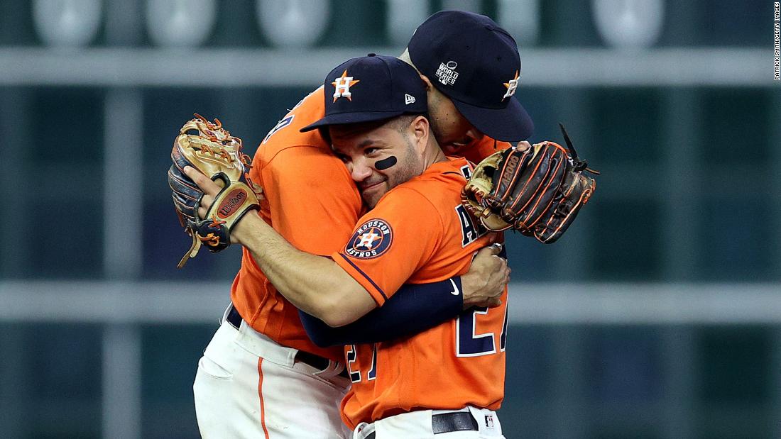 Carlos Correa and Jose Altuve of the Astros celebrate &lt;a href =&quot;https://www.cnn.com/2021/10/28/sport/houston-astros-game-2-world-series-spt-intl/index.html&quot; target =&quot;_空欄&amquotot;&gt;チーム&#39;s 7-2 勝�lt&lt;/A&gtp;gt; against the Braves in Game 2 of the World Series on Wednesday, 10月 27, ヒューストンで.