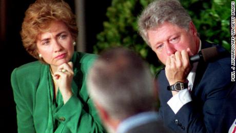 خاتون اول ہلیری کلنٹن اور صدر بل کلنٹن ستمبر 1993 میں کارل کریگور کو بتاتے ہوئے سنتے ہیں کہ وہ اپنے خاندان کے لیے ہیلتھ انشورنس کھونے سے کیوں ڈرتے ہیں۔