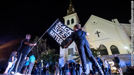 Demonstrators gather outside of Emanuel AME Church on the fifth anniversary of the massacre in Charleston, 사우스 캐롤라이나, 6 월 17, 2020.