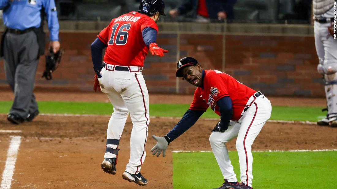 Travis d&#39;Arnaud of the Braves is greeted by third base coach Ron Washington after hitting &lt;a href =&quot;https://www.cnn.com/sport/live-news/world-series-2021-braves-astros-game-3/h_4e9813f01622f40c71cde02aaff14f17&quot; 目标=&quot;_空白&amp报价t;&gt;a solo home run&ltp;lt;/一个gtmp;gt; in the eighth inning.
