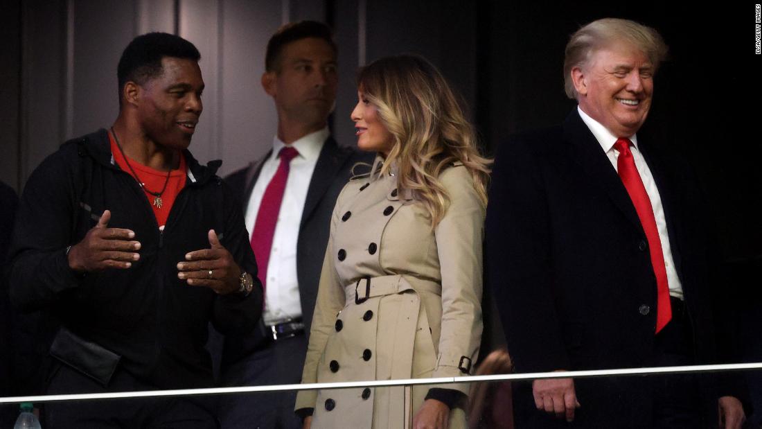 Former NFL star Herschel Walker, 誰が &lt;a href=&quot;https://www.cnn.com/2021/10/27/politics/herschel-walker-mitch-mcconnell-endorsement-georgia/index.html&quot; target=&quot;_blank&quot;&gt;running for a US Senate seat in Georgia,&lt;/a&gt; interacts with former first lady Melania Trump and &lt;a href =&quot;https://www.cnn.com/sport/live-news/world-series-2021-braves-astros-game-4/h_a1ea7d6db9180698e548450bf54bed0e&quot; target =&quot;_空欄&amquotot;&gt;ドナルド・トランプ前�lt統�A&gt;/a&gt; prior to Game 4. トランプ&#39;s support of Walker, which came initially over reservations from much of the GOP establishment, has given the former running back a boost ahead of next year&#39;s primary.