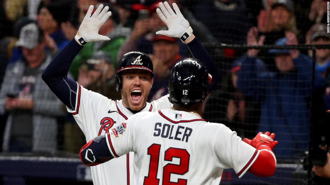 Braves pinch hitter Jorge Sole is congratulated by Freddie Freeman after &lt;a href =&quot;https://www.cnn.com/sport/live-news/world-series-2021-braves-astros-game-4/h_4cc1f72398e49ba18e2c8084d3ab28c4&quot; teiken =&quot;_ leeg&ampkwotasiet;&gt;hitting a home rultamp;lt;/a&gt; to put Atlanta up 3-2. it came right after teammate Dansby Swanson hit a home run.