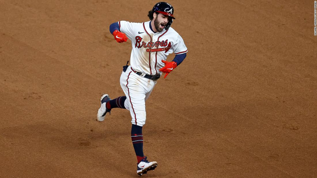 Braves shortstop Dansby Swanson celebrates as he rounds the bases after &lt;a href =&quot;https://www.cnn.com/sport/live-news/world-series-2021-braves-astros-game-4/h_4cc1f72398e49ba18e2c8084d3ab28c4&quot; 目标=&quot;_空白&amp报价t;&gt;hitting a home run&ltp;lt;/一个gtmp;gt; to tie the game in the seventh inning. It was his first homer of the 2021 postseason.