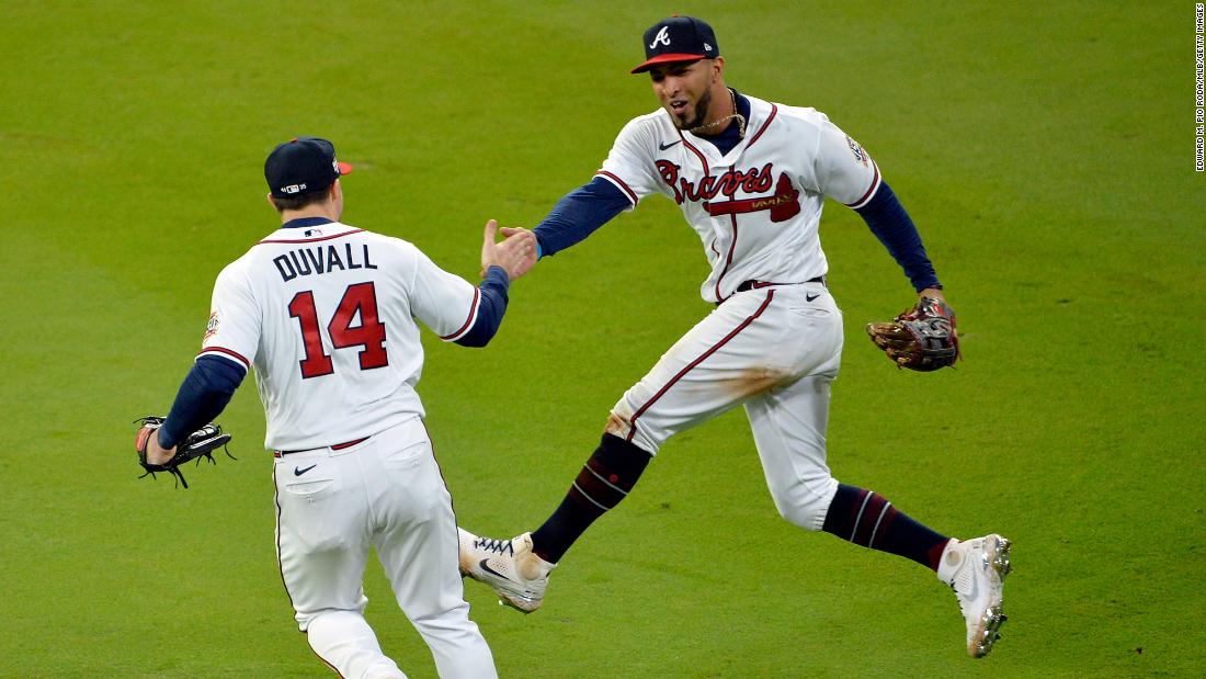 Adam Duvall and Eddie Rosario of the Atlanta Braves celebrate in the eighth inning after Rosario &lt;a href =&quot;https://www.cnn.com/sport/live-news/world-series-2021-braves-astros-game-4/h_8e83ad53c8de208644674fa5db190371&quot; 目标=&quot;_空白&amp报价t;&gt;caught a fly ball&ltp;lt;/一个gtmp;gt; hit by the Astros&#39; Jose Altuve.