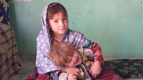 4 سالہ زیتون افغانستان کے صوبہ غور میں اپنے بھائی کے ساتھ اپنے گھر پر کھیل رہی ہے۔