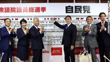 Japan&#39;s Prime Minister and ruling Liberal Democratic Party leader Fumio Kishida with key party members at the party headquarters on October 31 in Tokyo, Japón. 