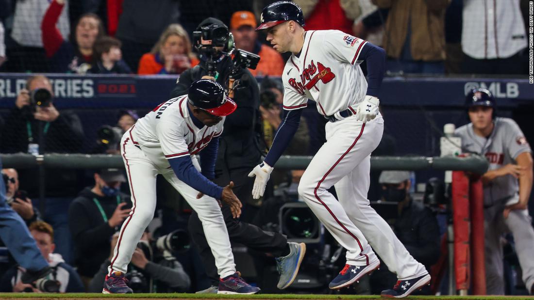 Braves first baseman Freddie Freeman high fives third base coach Ron Washington after hitting a solo home run on Sunday. フリーマン&#39;s &lt;a href =&quot;https://www.cnn.com/sport/live-news/world-series-2021-braves-astros-game-5/h_7691896754fc7c08a9b5327e21ec2261&quot; target =&quot;_空欄&amquotot;&gt;460-foot home run to right-center&alt;lt;/A&gt; is his longest of the season, and tied for the biggest smash of his career.