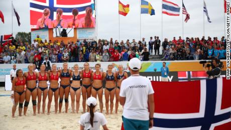 Norvegia&#39;s team line up during 2018 Donne&#39;s Beach Handball World Cup final against Greece in July 2018. 