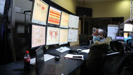 کوماتی پاور اسٹیشن کا ملازم کنٹرول روم میں متعدد اسکرینوں کی نگرانی کر رہا ہے۔  جنوبی افریقہ کی تقریباً 90% بجلی کی پیداوار کوئلے سے چلتی ہے۔