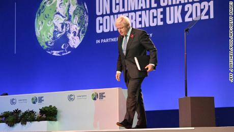 영국&#39;s Prime Minister Boris Johnson walks off of the stage after speaking at COP26 on Monday.
