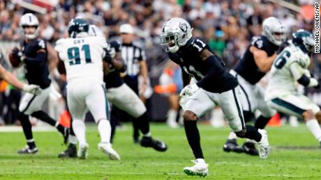 Las Vegas Raiders wide receiver Henry Ruggs III runs a route against the Philadelphia Eagles during the first half of a game on October 24, 2021 在拉斯维加斯. 
