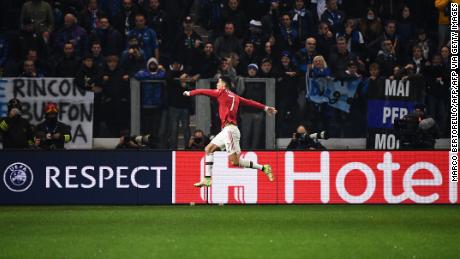 Cristiano Ronaldo melakukan selebrasi usai mencetak gol ke gawang Atalanta. 