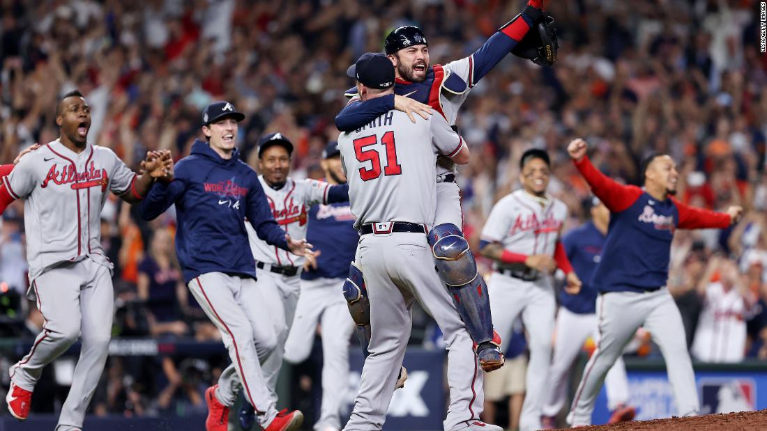 Braves pitcher Will Smith and catcher Travis d&#39;Arnaud celebrate winning the World Series in Houston on Tuesday, 十一月 2.