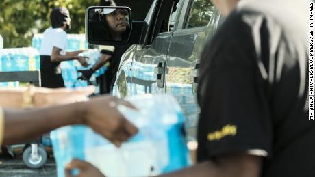 19 اکتوبر بروز منگل، مشی گن کے بینٹن ہاربر میں ابینڈنٹ لائف چرچ آف گاڈ میں رضاکاروں نے رہائشیوں کو بوتل کا پانی تقسیم کیا۔