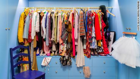 嘉莉&#39;s closet is fully stocked for guests to play dress-up. Peep Carrie&#39;s famous tutu (sans stains) 在右边. 