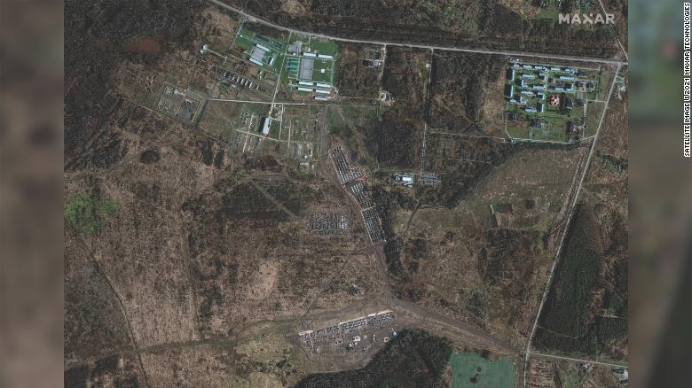 衛星写真は、ウクライナ近郊でのロシア軍の増強の懸念を引き起こします