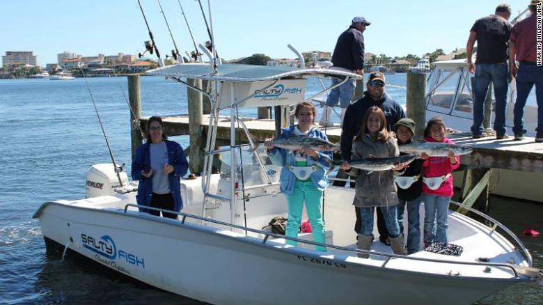 Golosinas de pescadores de Florida 300 niños al viaje de pesca anual