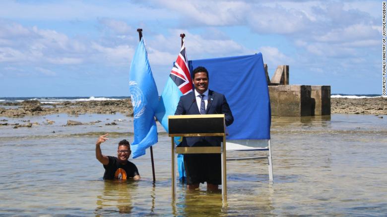 Il ministro di Tuvalu è in ginocchio nel mare per filmare il discorso della COP26 per mostrare il cambiamento climatico