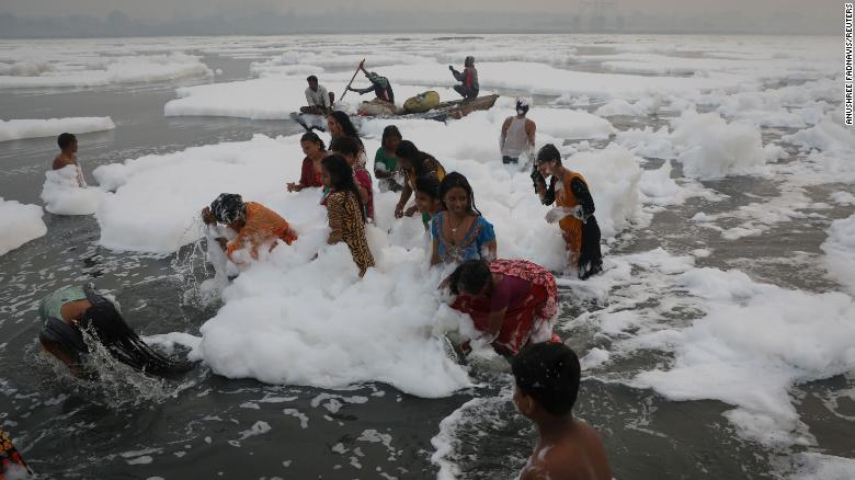 ヒンズー教徒の信者がその水を浴びると、有毒な泡がインドの神聖な川を覆います