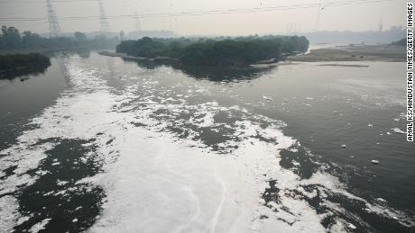 Toxic foams floating on Yamuna water on November 8, 2021 シムラーの警察は、5月の夜間外出禁止令中にローワーバザール地域の通りをパトロールします, インド. 