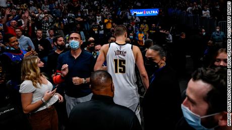Jokic is ejected during Monday&#39;s juego.