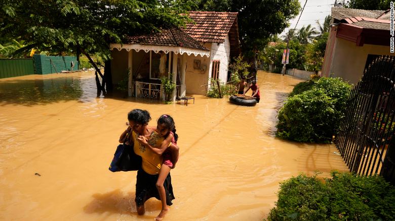至少 25 killed as heavy rains hit Sri Lanka and southern India