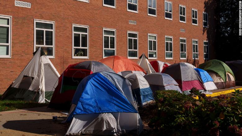 Los estudiantes de Howard llegan a un acuerdo con los funcionarios de la universidad después de una protesta de un mes por las malas condiciones de la vivienda