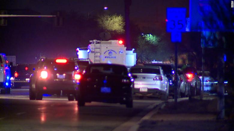 Murder suspect killed in shootout with marshals' task force outside Phoenix airport, 当局说