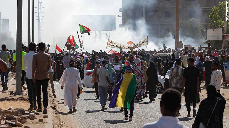 Ses is dood tydens betogings in Soedan terwyl Al Jazeera-burohoof in hegtenis geneem is
