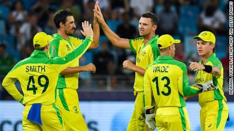Josh Hazlewood (真ん中) celebrates with teammates after dismissing New Zealand&#39;s Daryl Mitchell during the T20 World Cup final.