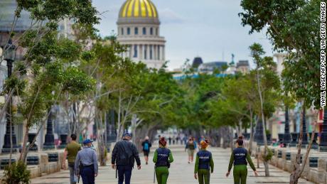 Police officers walk along El Paseo del Prado street in Havana, en noviembre 15, 2021. 