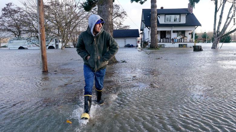 Las inundaciones en el estado de Washington desplazan a cientos y cierran la sección de la I-5