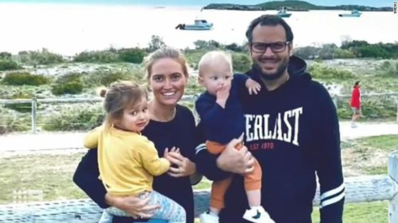 Familia rescatada después de días varada en el desierto australiano