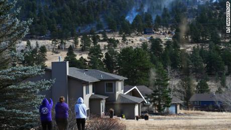 Residents watch as the Kruger Rock Fire burns in Estes Park, 콜로라도. 